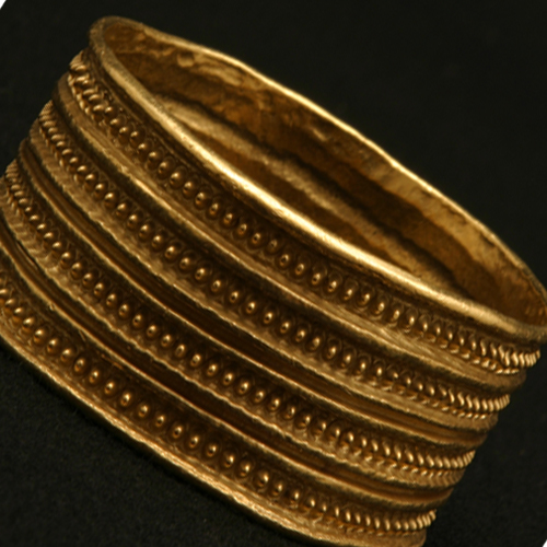 Brazaletes y adornos de brazo